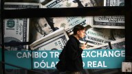 El dólar oficial ya está cerca de los 1400 pesos