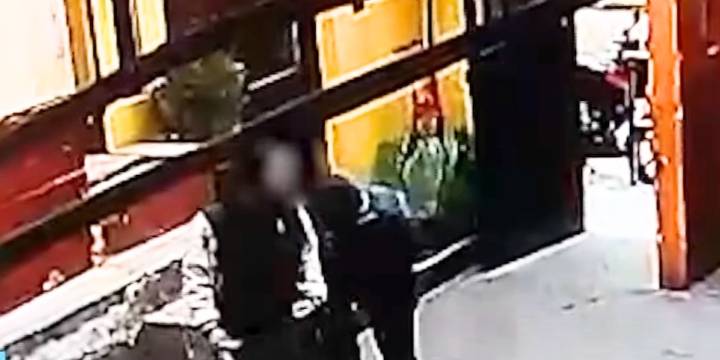 Cámara de colegio capta a un sujeto besando a la fuerza a una escolar en Ayacucho