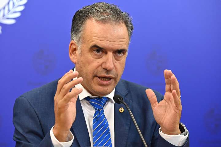 El 43 % de los uruguayos aprueba la gestión de Orsi tras seis meses en la Presidencia