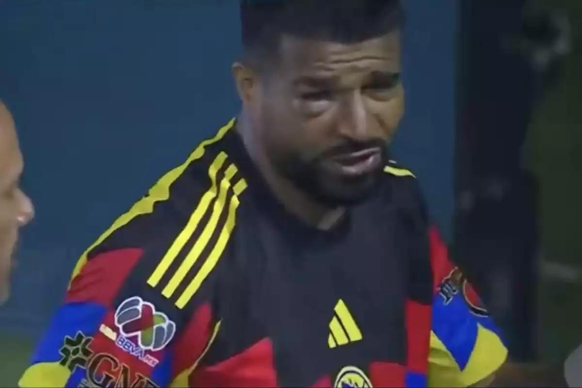 Así fue el brutal golpe que recibió Rodrigo Aguirre que le cerró el ojo