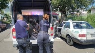 Reportan a pasajera ebria y agresiva en un taxi
