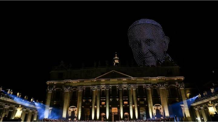 Miles de drones recrearon el rostro del papa Francisco en un concierto en el Vaticano