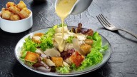 Cómo preparar salsa César: la receta del aderezo rico y cremoso para ensaladas en 5 minutos