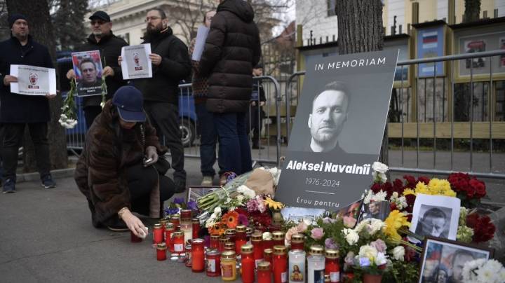 Wife says testing shows Navalny was poisoned before death
