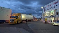 Caos vial por ingreso de tráiler al área céntrica de Parral