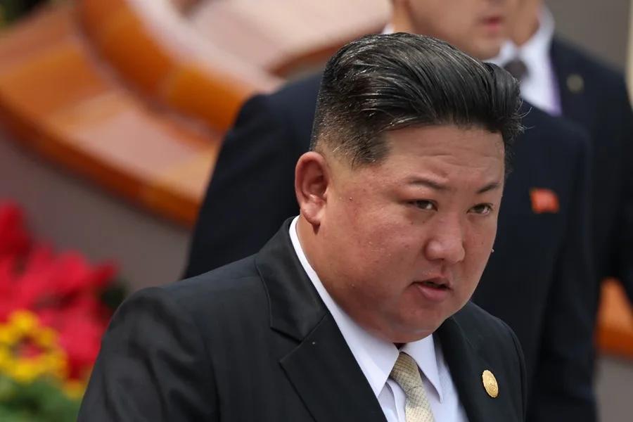 Kim y el representante de Seúl se saludan en el desfile de Pekín pese a tensiones