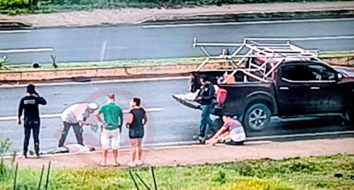 Herido al caer de una camioneta en movimiento