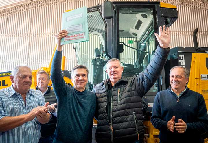 Zdero entregó en San Bernardo una maquinaria para el Consorcio Caminero N°60