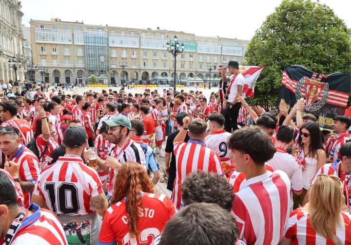 La 'Mareona' se despliega ya por el centro de La Coruña en apoyo al Sporting