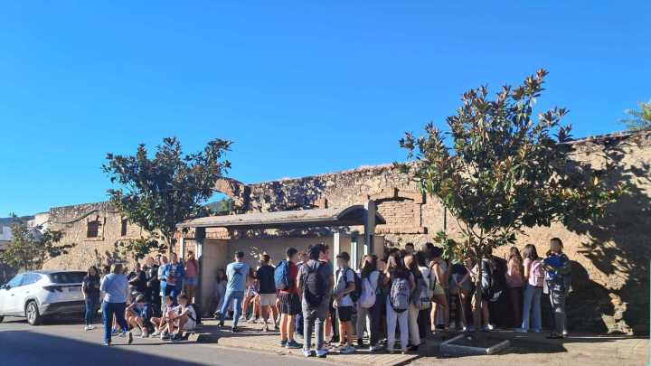 Crisis del transporte escolar en Extremadura: Alumnos de varios pueblos esperarán todas las mañanas a que llegue el autobús