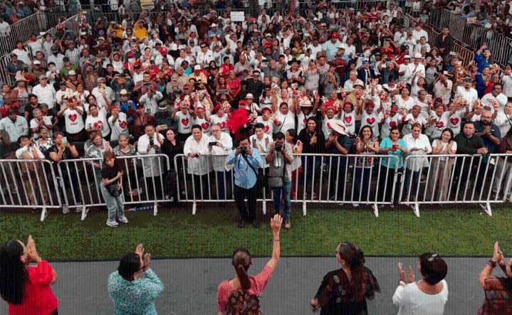 Suspenden a empleado de Presidencia por agredir a reportero en evento oficial