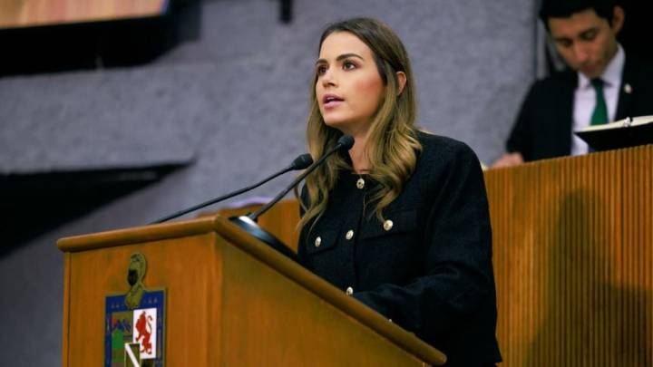 Lorena de la Garza rinde informe y llama al Congreso a ser institucional, no imparcial