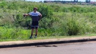 Serpiente de gran tamaño sorprende en la costanera y es rescatada por vecinos en el Acceso Oeste