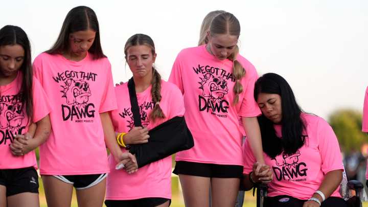 Minco High School softball team honored 4 days after rollover bus crash