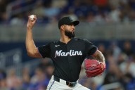 Deadspin | Marlins erupt for 6 in 5th to sink Mets