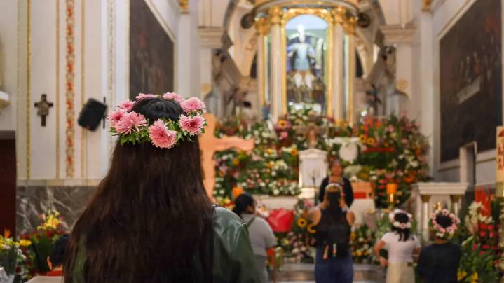 [Video] Coronas de flores, tradición que distingue a los peregrinos en San Miguel del Milagro