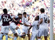 Raúl Jiménez anota y sale lesionado en sexta fecha de la Liga Premier