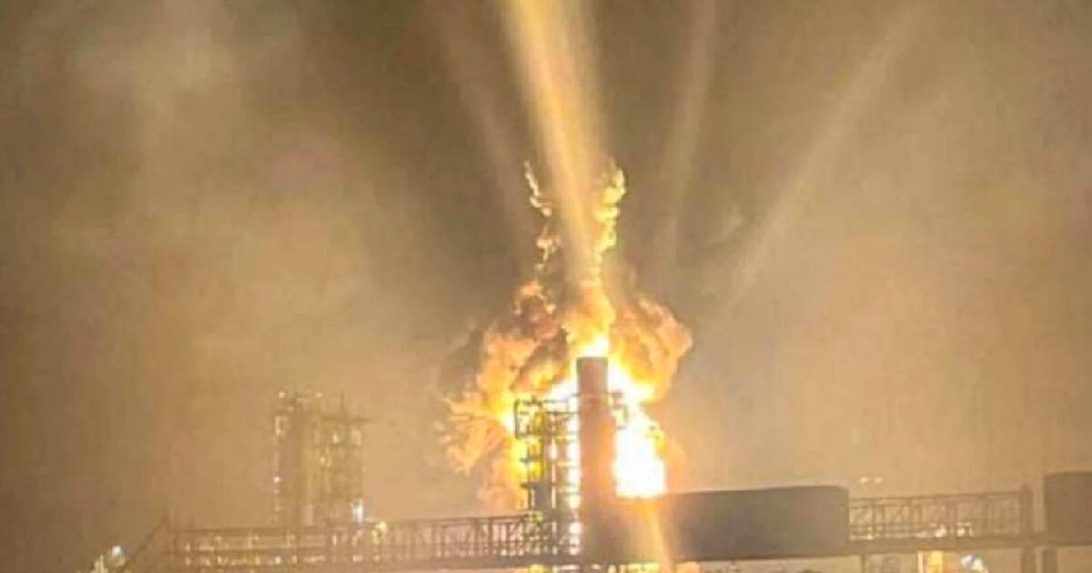 Ucrania ataca con drones la refinería de Kirishi y provoca incendio en una de las mayores plantas de Rusia