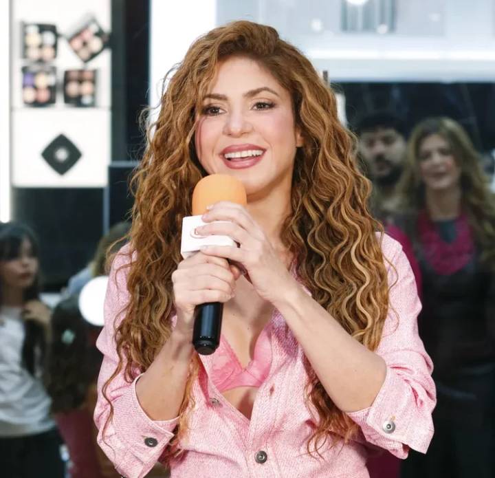 Shakira apuesta a la lencería visible en look rosa