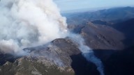 Evacúan a varios bomberos forestales del incendio de Peñalba de la Sierra por posible intoxicación de humo