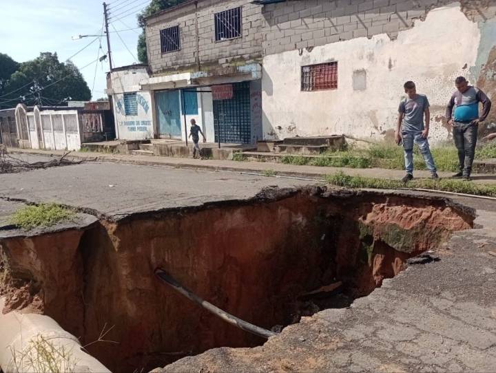 Cae vehículo y motorizado en cárcava de Vista al Sol