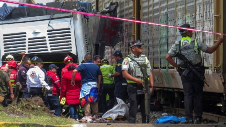 Asciende a 10 la cifra de muertos tras choque de autobús con tren de carga en México