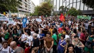 El grito contra el cierre de las Zonas Jóvenes inunda el centro de Zaragoza