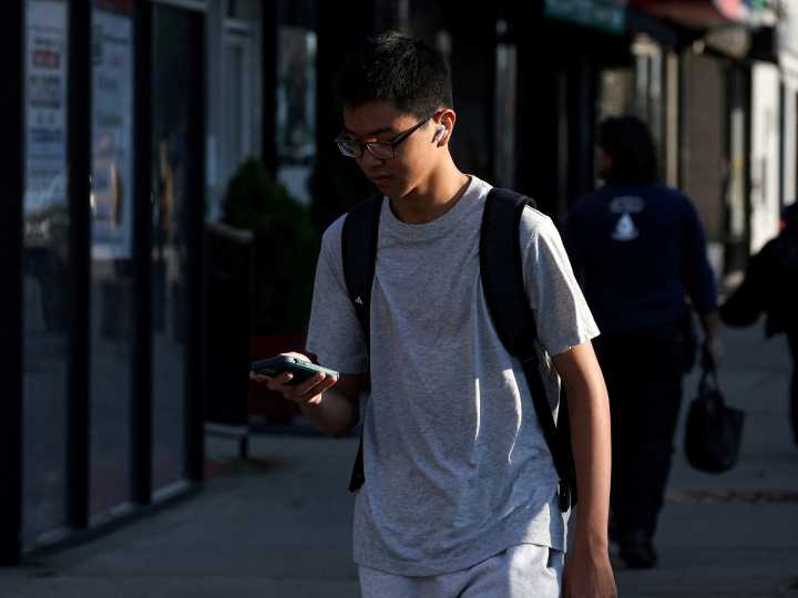 Bolsas magnéticas, el peculiar método que implementaron en escuelas de EEUU por la prohibición de celulares