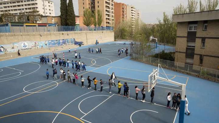 Un niño de cinco años se cae desde una ventana de un colegio