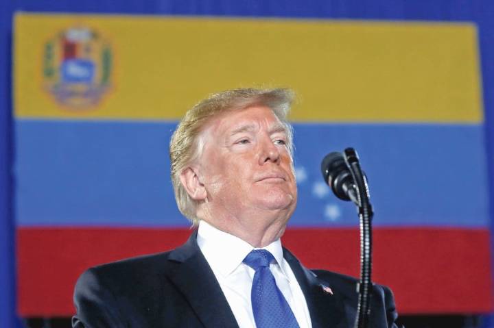 Trump advierte que Estados Unidos evaluará acciones militares contra Venezuela