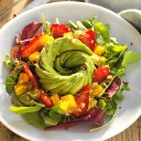 Tres ensaladas con aguacate que conquistan la mesa colombiana