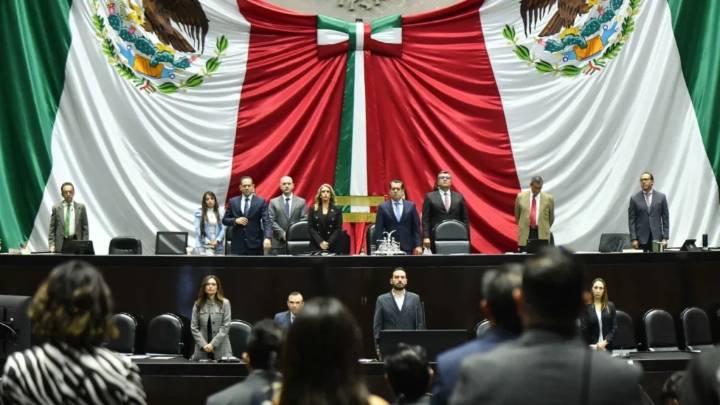 Diputados guardan minuto de silencio por víctimas del Puente de la Concordia