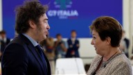 El Gobierno recibió el apoyo del FMI antes de que el dólar supere la banda, pero deberá profundizar su plan para cumplir las metas