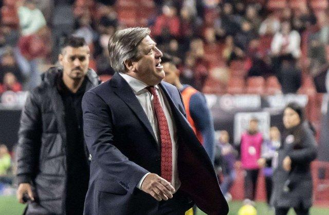 Afición de Costa Rica pide salida de Miguel Herrera tras empate con Haití