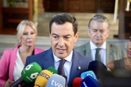 Juanma Moreno anuncia una deducción fiscal para quienes adquieran o adopten una mascota