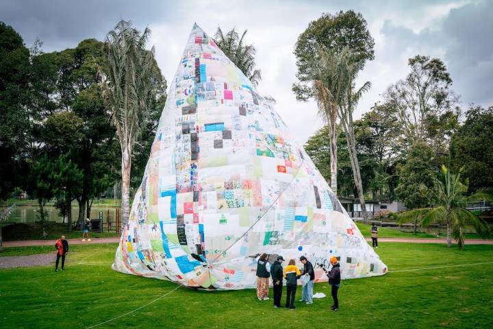 Globo multicolor pone a volar los sueños de los bogotanos en la Bienal