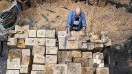 Cangas del Narcea rinde homenaje a los ganaderos con una escultura monumental: pesa 11 toneladas y mide 4,5 metros de largo