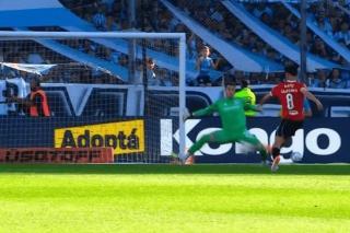 El mano a mano que se perdió Galdames en el último minuto y se lamenta todo Independiente