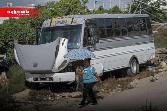 Camión con estudiantes del Cecyte en Tijuana se queda sin frenos; hay un lesionado
