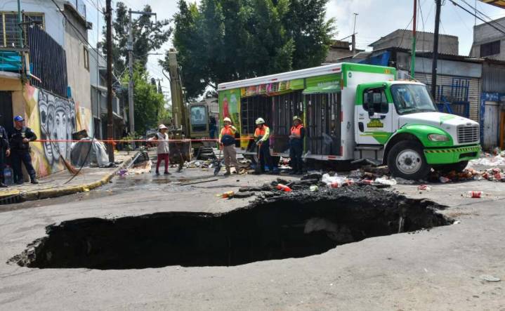 Inician trabajos de inspección en socavón de Iztapalapa donde cayó camión refresquero