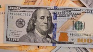El Banco Central vendió U$S379 millones pero sin enfriar un dólar a $1.495 ni al riesgo país