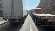 Tráiler volcado en autopista Nuevo Laredo-Monterrey genera caos vehicular; filas son interminables