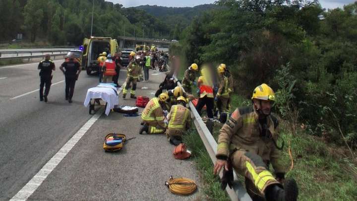 Varios heridos, dos en estado grave, tras volcar un autobús con 60 pasajeros a bordo en Santa Susanna