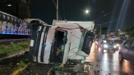 Tren choca contra camión de carga en León; lo arrastró varios metros y el conductor quedó grave