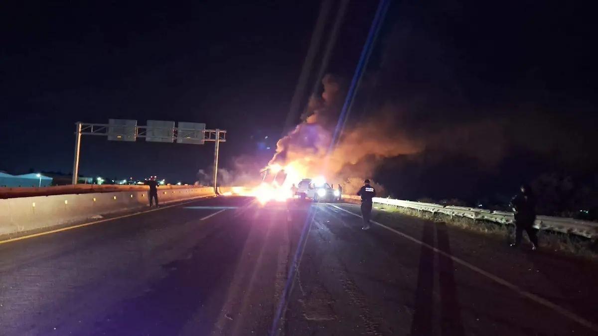 Tráiler se incendia en carretera Silao-Irapuato; causa bloqueos y pérdidas materiales