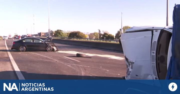 Vuelco en la General Paz: un auto y una camioneta chocaron frente al Autódromo