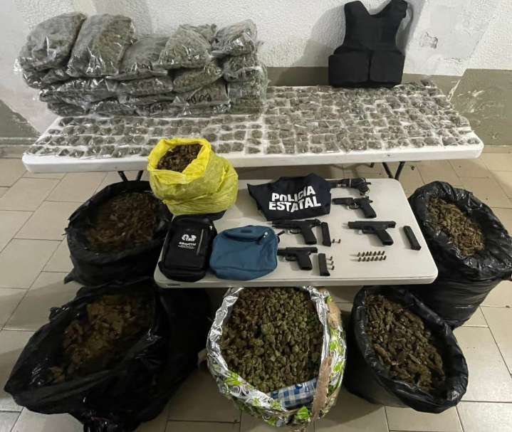 IBAN BIEN ARMADOS Y LLEVABAN 80 KILOS DE DROGA EN SU VEHÍCULO EN CALLES DE VALLE DE CHALCO
