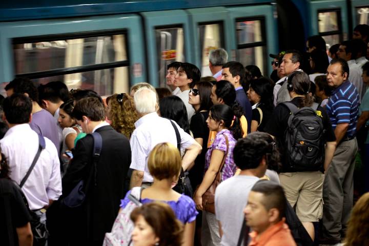 ¿Cómo moverse por Santiago cuando no funciona la Línea 1 del Metro? Estas son las alternativas