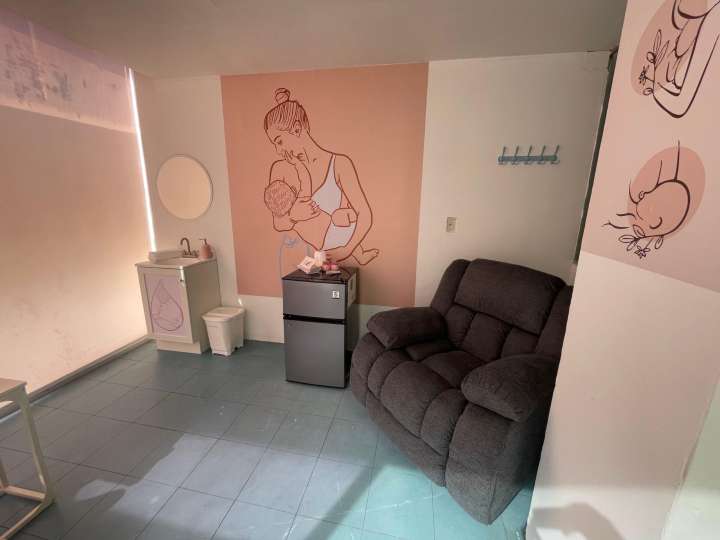 Dona DIF Guadalupe sillón reposet para nueva sala de lactancia del ISSSTE