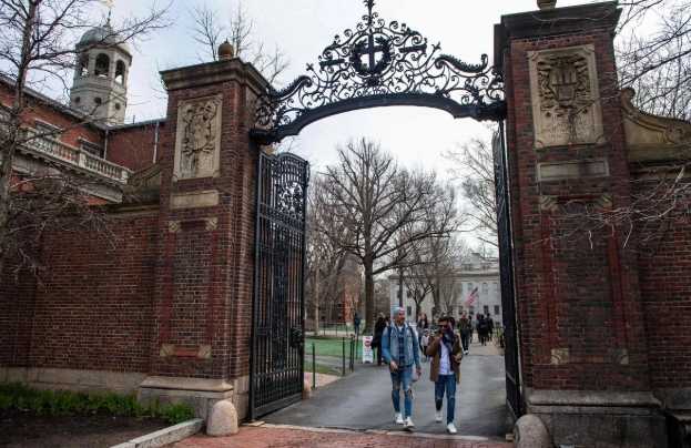 Jueza federal ordena a gobierno de Trump anular recortes para becas en Harvard